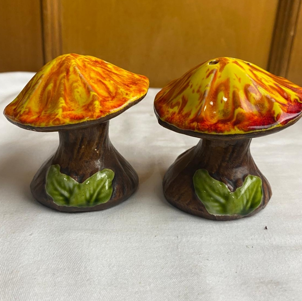 VTG TREASURE CRAFT MUSHROOM SALT AND PEPPER SHAKERS ORANGE BROWN WITH STOPPERS